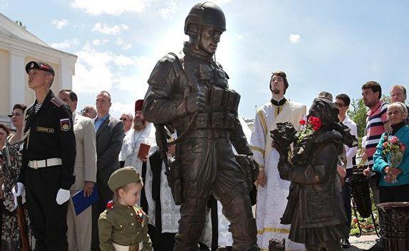 Память навеки: монумент «Вежливым людям» открыли в Симферополе